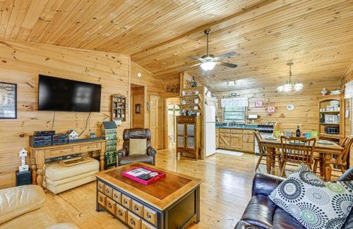 Franklin House | 11 Mi to Dtwn Franklin Cabin with Porch!