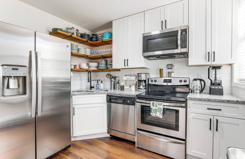 Marietta Apartment | 11 Mi to Marietta Square: Modern Apt w/Yard!