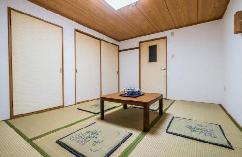 Nishi Apartment | 11 min to USJ, 6 min to Nanba, 3R house for max 9
