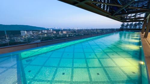 Sungai Penchala Apartment | 11 Mossaz skypool 5mins to 1U and Ikea atEmpire City by Light House