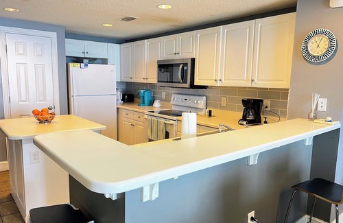 Long Beach Condo | 110+ 5Star Reviews 25% off Luxury Beach Chair included - Ocean Front Sleeps 8-10
