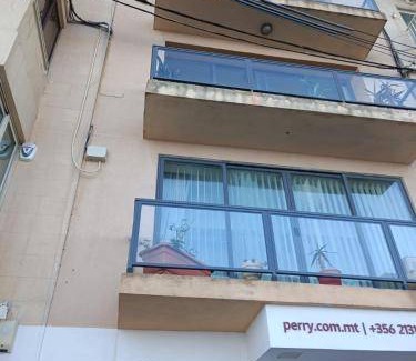 Tower Road Apartment | 110 m² Apartment ∙ 3 bedrooms ∙ 6 guests