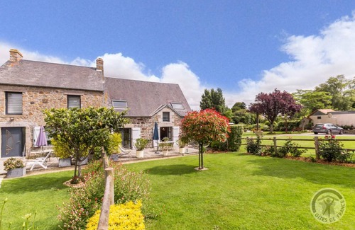 Dragey-Ronthon House | 110 m² Gîte ∙ 3 bedrooms ∙ 6 guests
