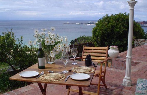 Redhill House | 110 m² House ∙ 2 bedrooms ∙ 4 guests