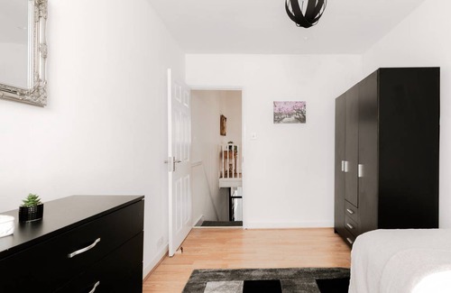 Plaistow South House | 110 m² House ∙ 4 bedrooms ∙ 6 guests