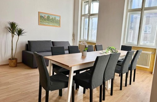 Simmering Apartment | 110 m2 Sunny & Central Long Term Apartment - Free Parking