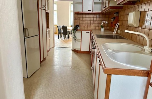 Simmering Apartment | 110 m2 Sunny & Central Long Term Apartment - Free Parking