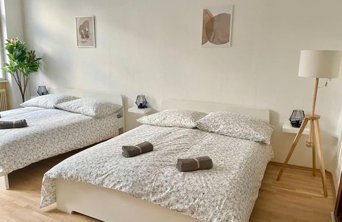 Simmering Apartment | 110 m2 Sunny & Central Long Term Apartment - Free Parking
