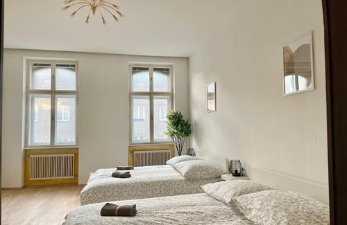 Simmering Apartment | 110 m2 Sunny & Central Long Term Apartment - Free Parking