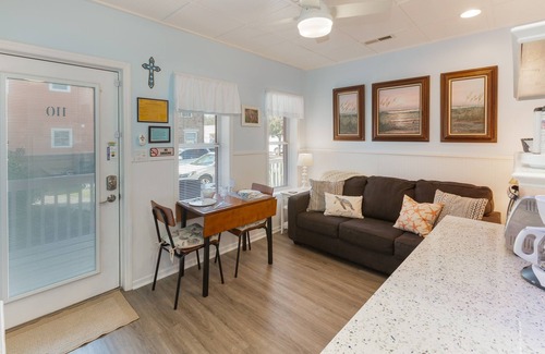Isle of Palms Condo | #110 Picture Perfect Studio w Sleeper Sofa, 4 Minute Walk 2 Beach, On Site Pool