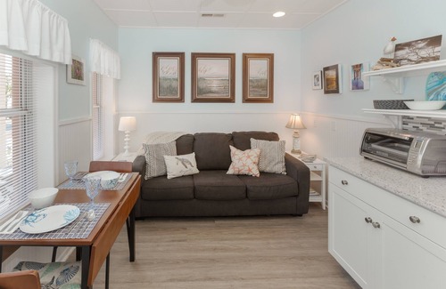 Isle of Palms Condo | #110 Picture Perfect Studio w Sleeper Sofa, 4 Minute Walk 2 Beach, On Site Pool