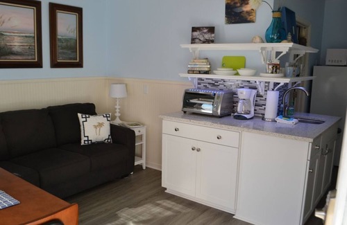 Isle of Palms Condo | #110 Picture Perfect Studio w Sleeper Sofa, 4 Minute Walk 2 Beach, On Site Pool