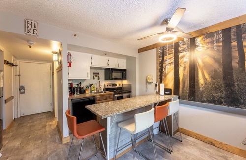 Snowshoe Apartment | #1105 Renovated Ski in/out, pool view, slps 6,