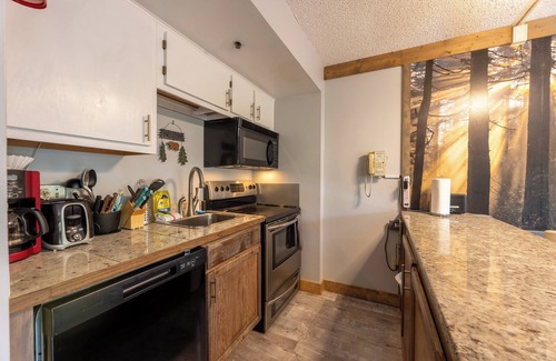 Snowshoe Apartment | #1105 Renovated Ski in/out, pool view, slps 6,