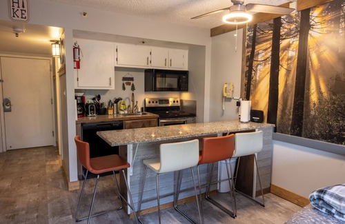 Snowshoe Apartment | #1105 Renovated Ski in/out, pool view, slps 6,