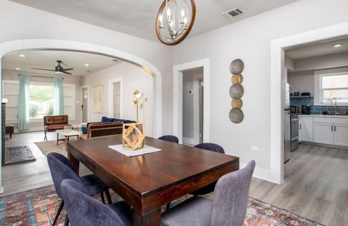 Eastside Promise Neighborhood House | 1108A · Charming Dignowity Hill ~ 5★ Location ~ ♛King Beds