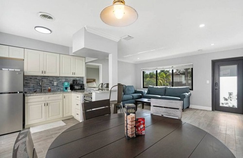 Nurmi Isles Apartment | 111 #5 · 1 bedroom with pool on the water in Las Olas!