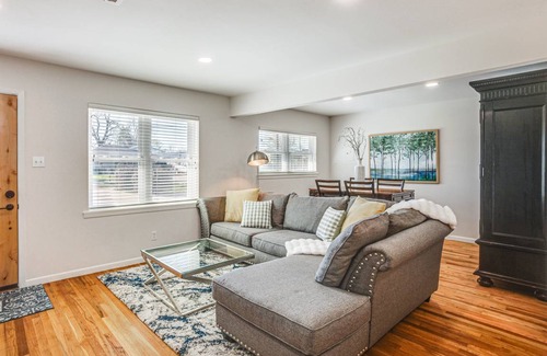Tomball Cottage | 111 m² Cabin ∙ 2 bedrooms ∙ 4 guests