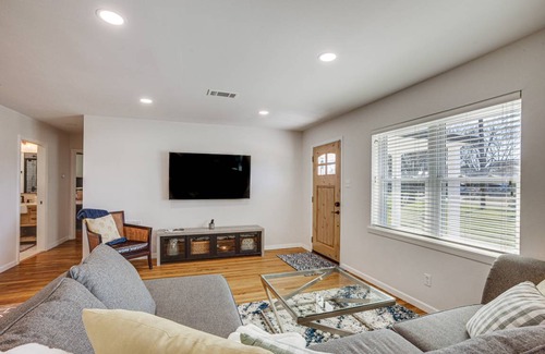 Tomball Cottage | 111 m² Cabin ∙ 2 bedrooms ∙ 4 guests