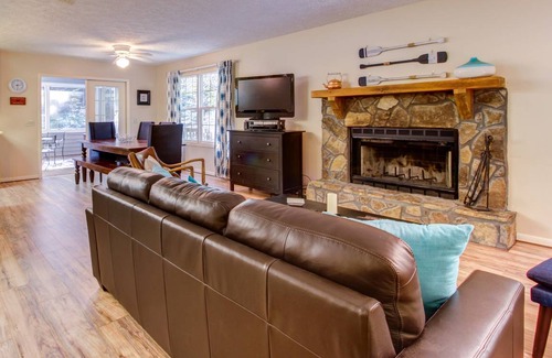 Clarkesville Cabin | 111 m² Cabin ∙ 3 bedrooms ∙ 8 guests