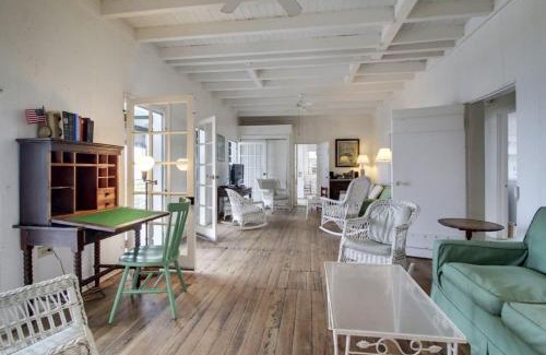 Sullivan's Island House | 1111 Middle Street by AvantStay Charming Historic Cottage Featured in Dear John Movie Beach Access