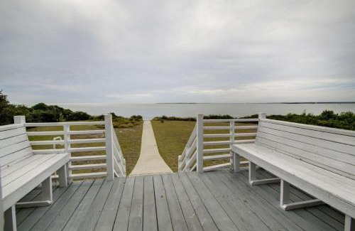 Sullivan's Island House | 1111 Middle Street by AvantStay Charming Historic Cottage Featured in Dear John Movie Beach Access