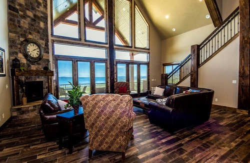 Fish Haven Cabin | 1115 m² Cabin ∙ 13 bedrooms ∙ 52 guests