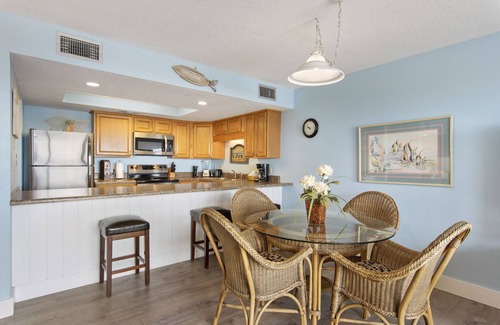 Destin Condo | 112- Fabulous BEACH FRONT condo. Destin Beach Club
