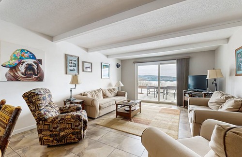 Greenville Junction Condo | 112 m² Condo ∙ 2 bedrooms ∙ 4 guests
