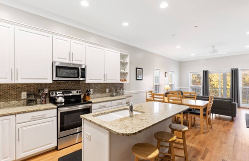 Waters Edge House | 113 Waters Edge - Sunset Haven - Renovated Riverside Townhome - Pool & Fishing Pier