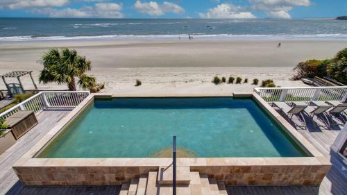 Isle of Palms House | 114 Ocean Boulevard by AvantStay Beachfront Infinity Pool Basketball Court Recently Renovated