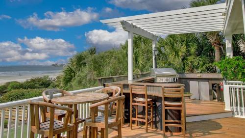 Isle of Palms House | 114 Ocean Boulevard by AvantStay Beachfront Infinity Pool Basketball Court Recently Renovated
