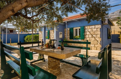 Kastel Sucurac Villa | 115 m² Villa ∙ 3 bedrooms ∙ 12 guests