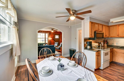 East Tallassee Cottage | 116 m² Cabin ∙ 3 bedrooms ∙ 7 guests