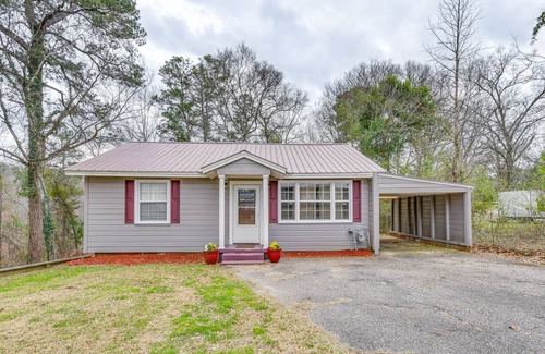 East Tallassee Cottage | 116 m² Cabin ∙ 3 bedrooms ∙ 7 guests