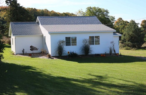 Central Lake Cottage | 117 m² Cabin ∙ 2 bedrooms ∙ 5 guests