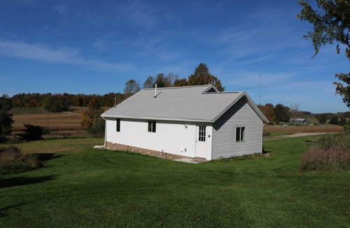 Central Lake Cottage | 117 m² Cabin ∙ 2 bedrooms ∙ 5 guests