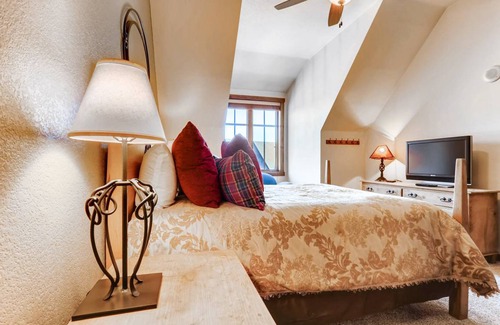 Peak 9 Condo | 117 m² Condo ∙ 2 bedrooms ∙ 6 guests