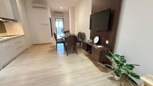 Tanjung Bungah Apartment | 118 Island Plaza Tg Tokong Gurney Straits Quay 1BR 1CP Wifi 4pax