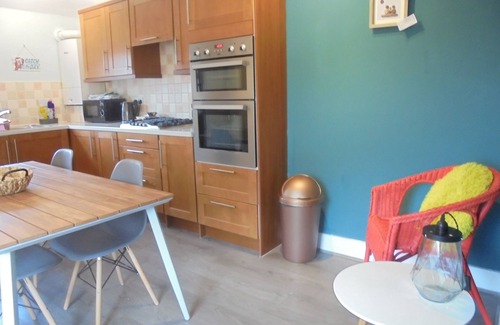 Eastbourne Apartment | 11b Beachside, walk to the beach!