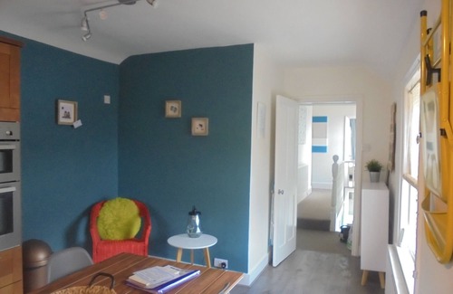 Eastbourne Apartment | 11b Beachside, walk to the beach!