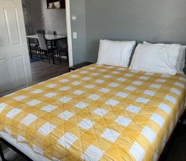 Hampton House | 12 Ashworth Ave suites