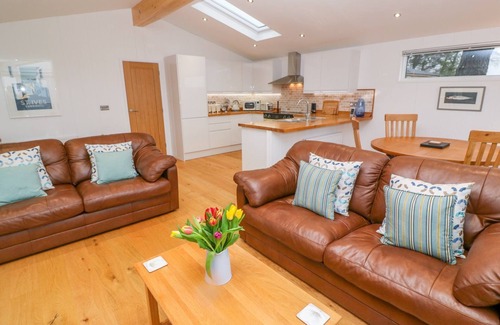 Dobwalls Cottage | 12 FARAWAY FIELDS, pet friendly, luxury holiday cottage in Dobwalls