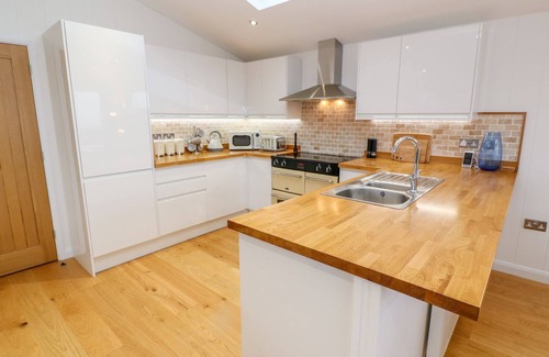 Dobwalls Cottage | 12 FARAWAY FIELDS, pet friendly, luxury holiday cottage in Dobwalls