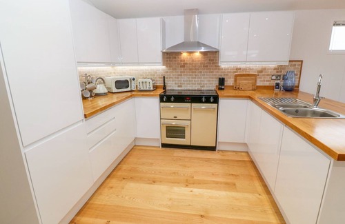 Dobwalls Cottage | 12 FARAWAY FIELDS, pet friendly, luxury holiday cottage in Dobwalls