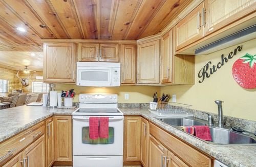 Strawberry Cabin | 12 Mi to Tonto Natural Bridge SP: Cabin w/Patio!