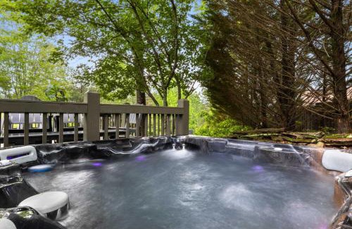 Foxfire Estates House | 12 Min to Downtown Sleeps 16 Hot Tub Fire Pit
