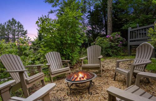 Foxfire Estates House | 12 Min to Downtown Sleeps 16 Hot Tub Fire Pit