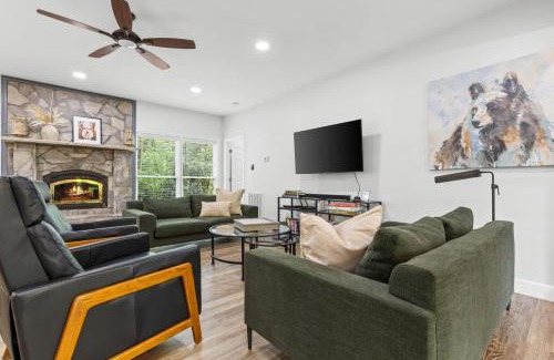 Foxfire Estates House | 12 Min to Downtown Sleeps 16 Hot Tub Fire Pit