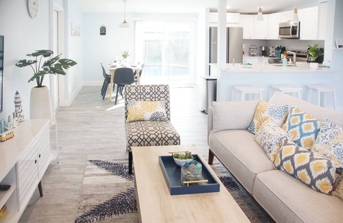Bowe Gardens House | 12 mins to beach - Wonderful Melbourne POOL home